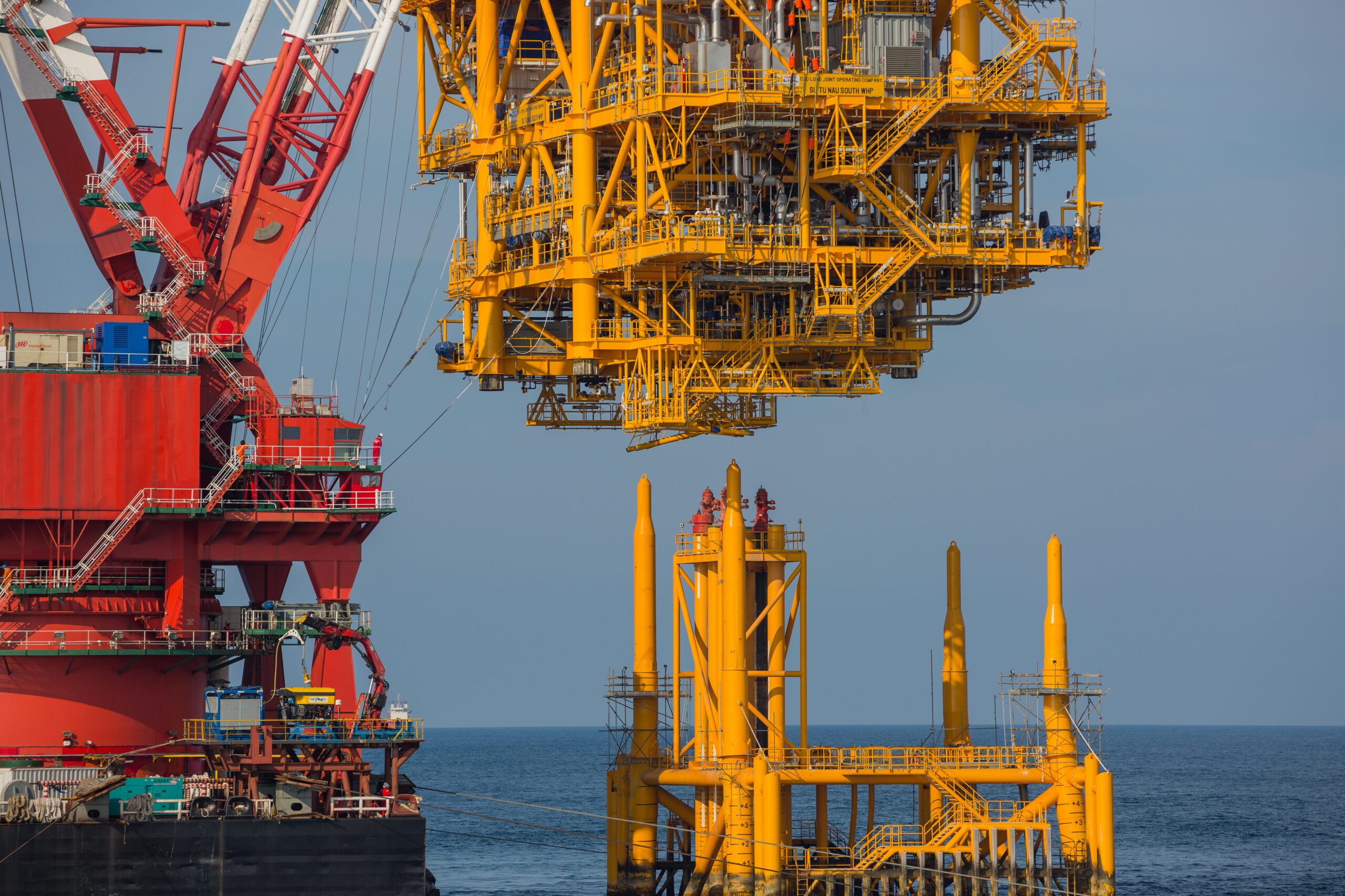 Oil,Rig,Lifting,For,Installation,On,Its,Jacket